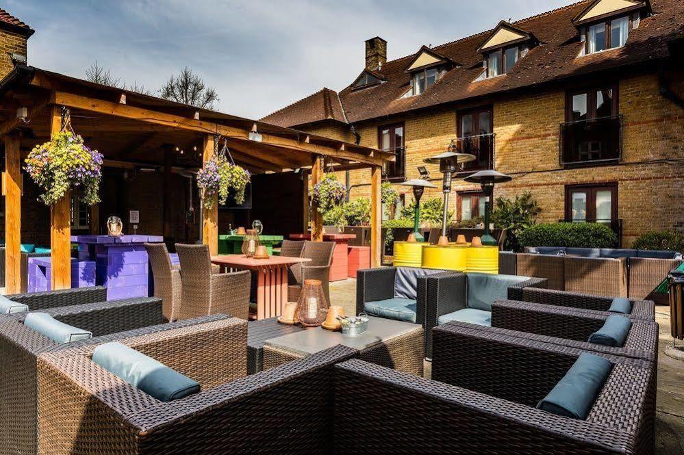 Crown Hotel Chertsey Exterior foto